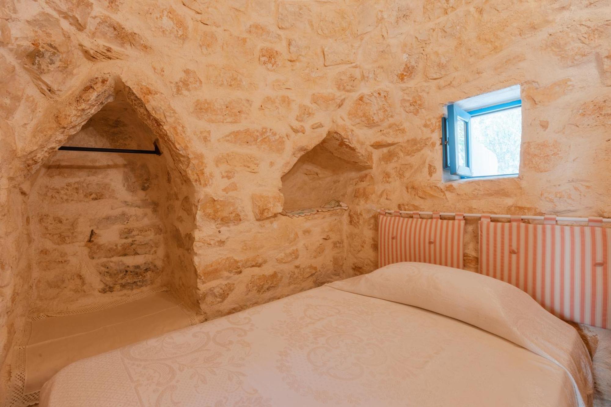 Trullo Tarantini Con Piscina Privata Leilighet Latiano Eksteriør bilde